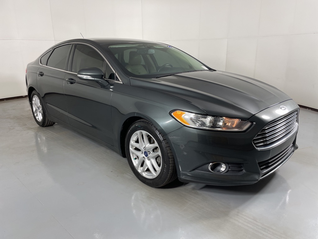 2015 Ford Fusion SE photo 2