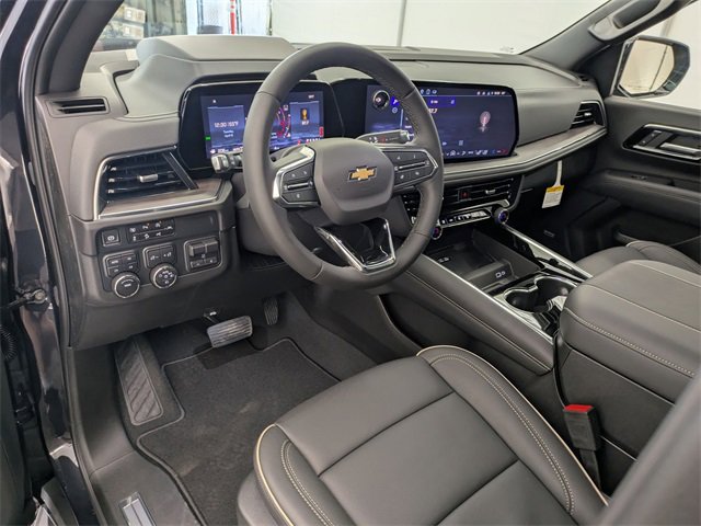 2025 Chevrolet Suburban Premier photo 2