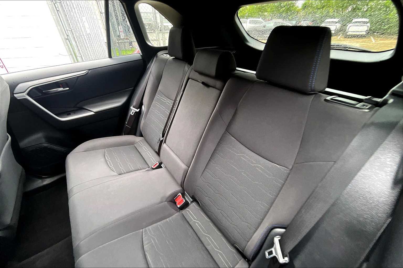 2024 Toyota RAV4 Hybrid SE photo 18