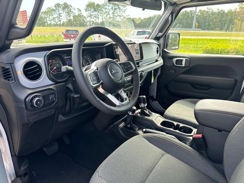 2024 Jeep Wrangler Sahara photo 7
