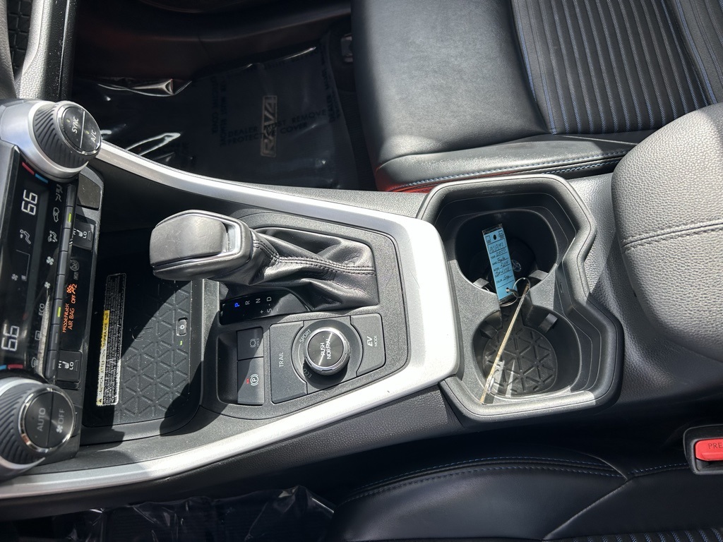 2020 Toyota RAV4 Hybrid XSE photo 18