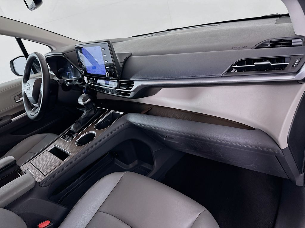 2024 Toyota Sienna XLE photo 29