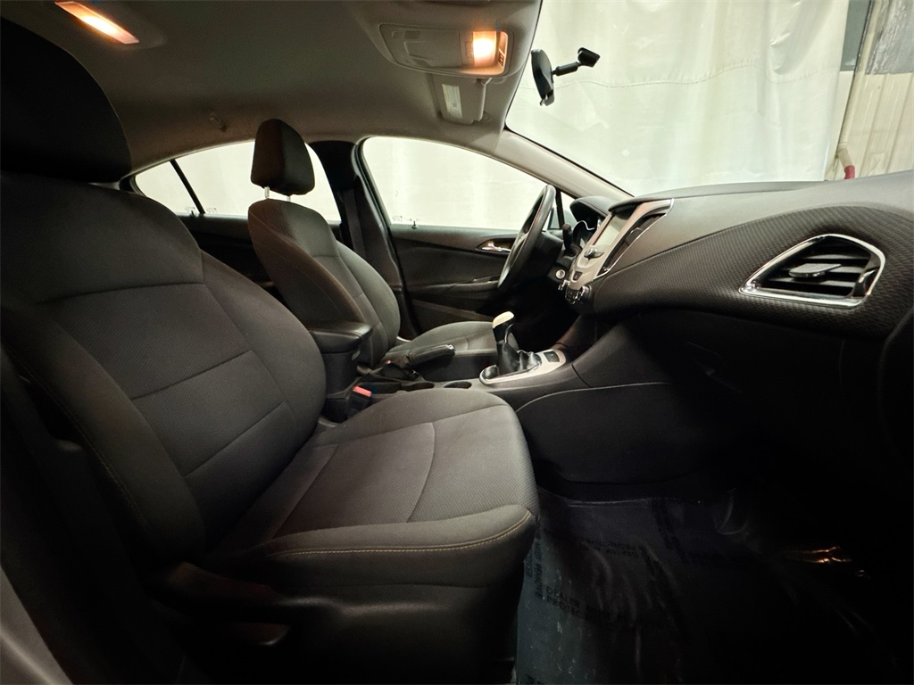 2017 Chevrolet Cruze L photo 9