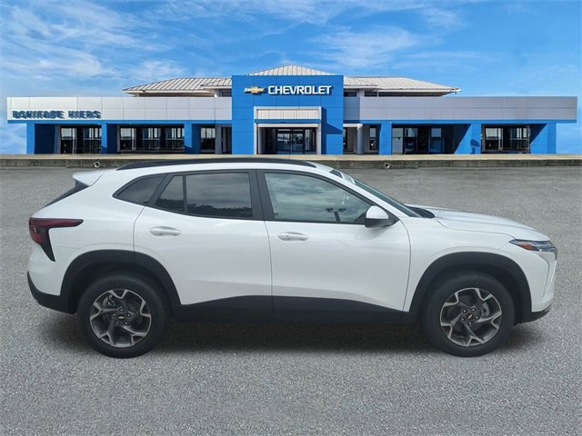 2025 Chevrolet Trax LT photo 2