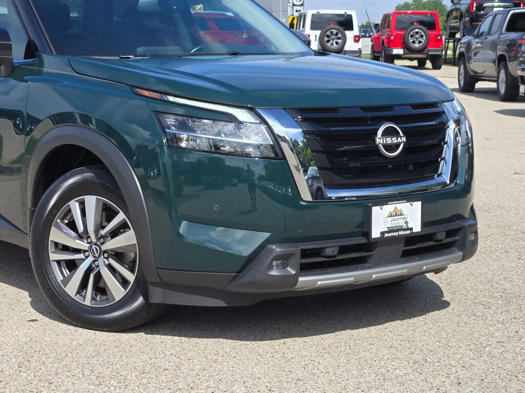 2022 Nissan Pathfinder SL photo 2