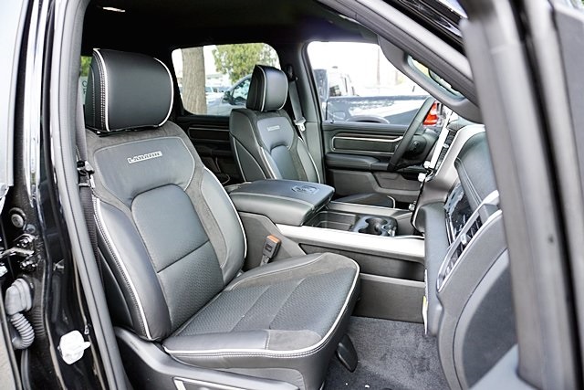 New 2026 Diamond Black Crystal Pearl-Coat Exterior Paint RAM Laramie image 16