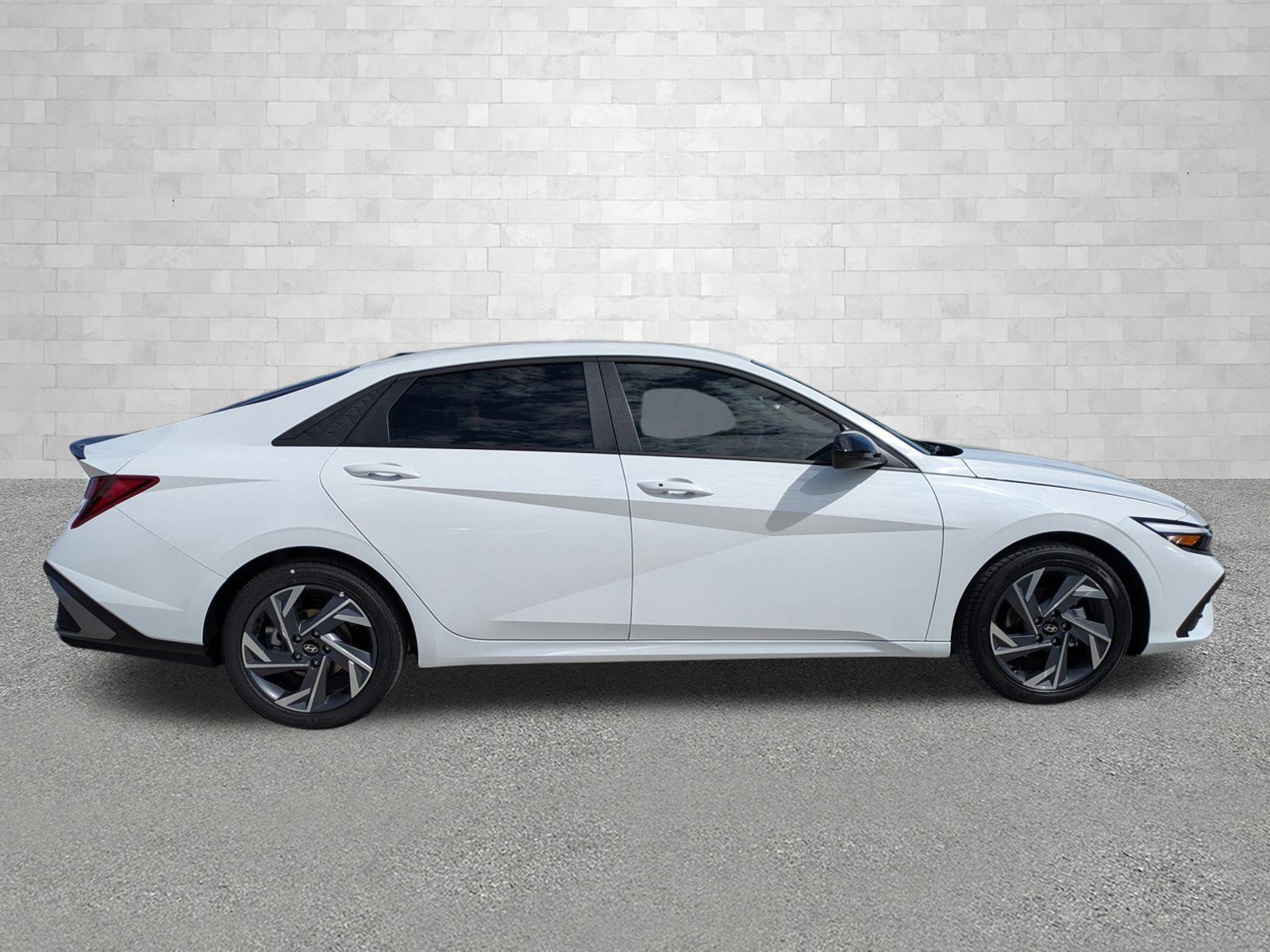 2025 Hyundai Elantra SEL Sport photo 2