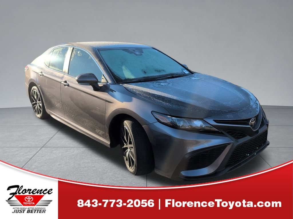 2024 Toyota Camry SE's photo