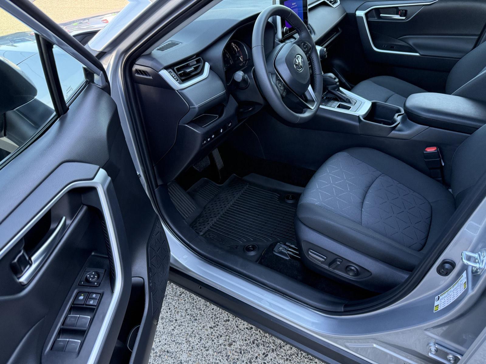 2025 Toyota RAV4 XLE photo 10
