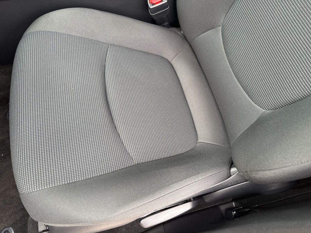 2022 Toyota RAV4 Hybrid LE photo 3