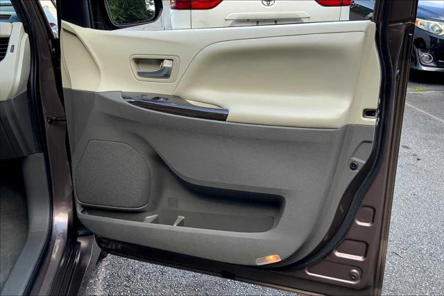 2020 Toyota Sienna XLE photo 20