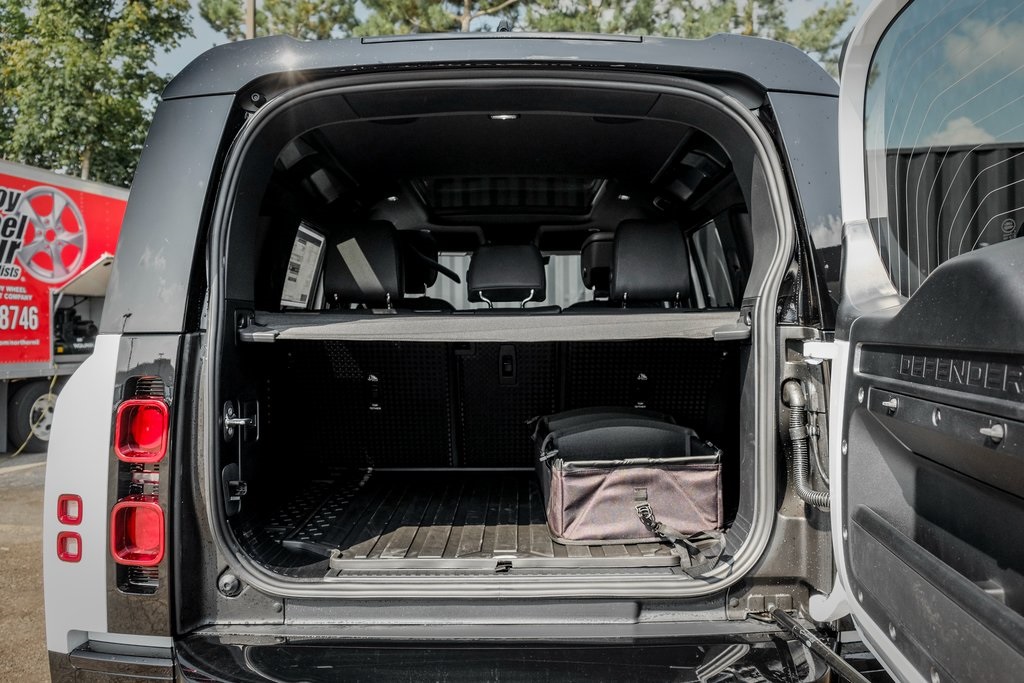 2025 Land Rover Defender 110 X-Dynamic SE photo 9