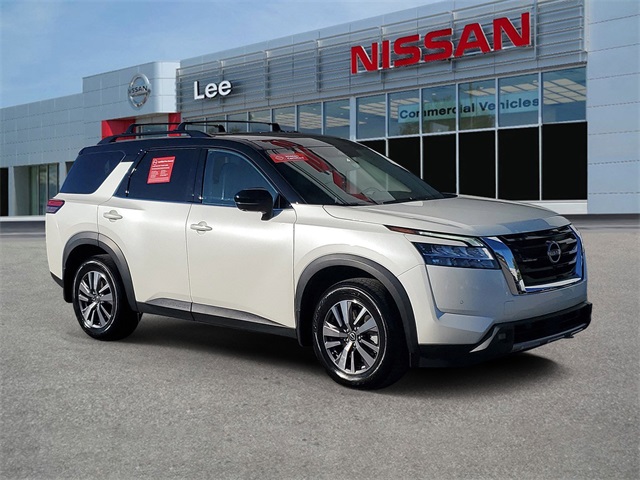 2022 Nissan Pathfinder SL's photo