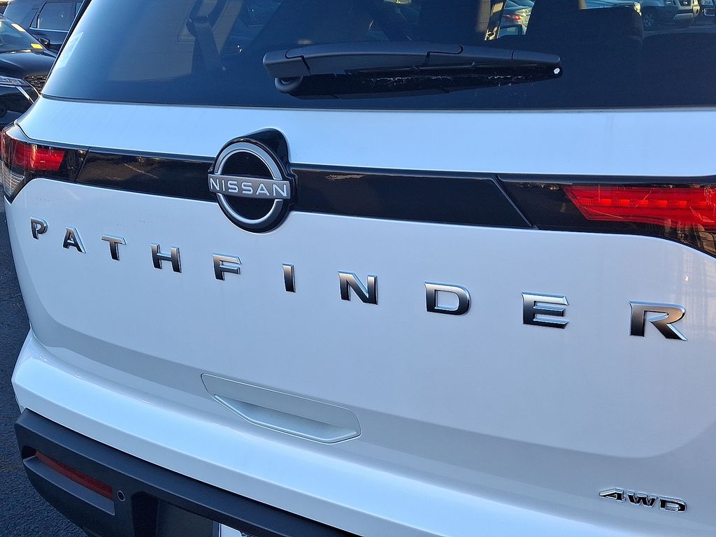 2025 Nissan Pathfinder SV photo 2