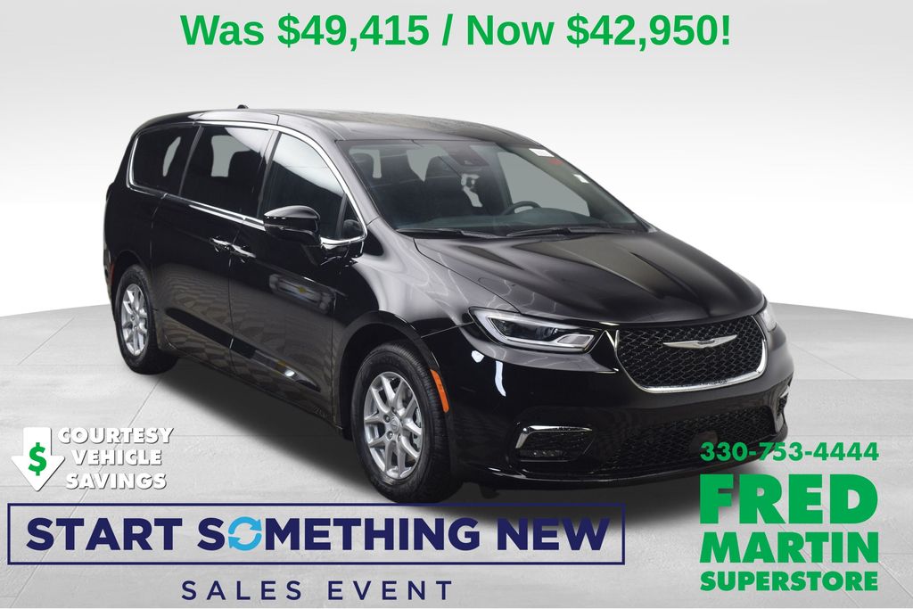 2026 Chrysler Pacifica Select's photo