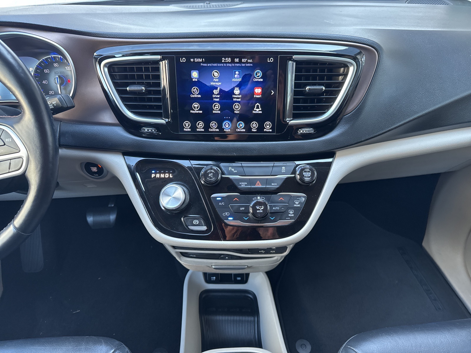 2017 Chrysler Pacifica Touring Plus photo 9