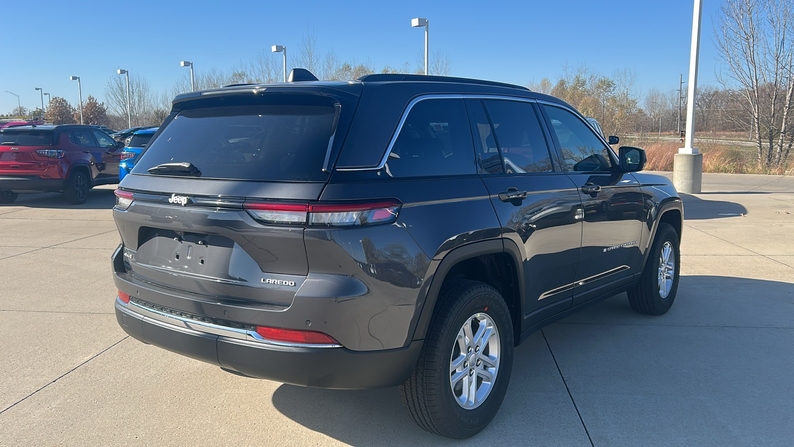 2025 Jeep Grand Cherokee Laredo photo 3