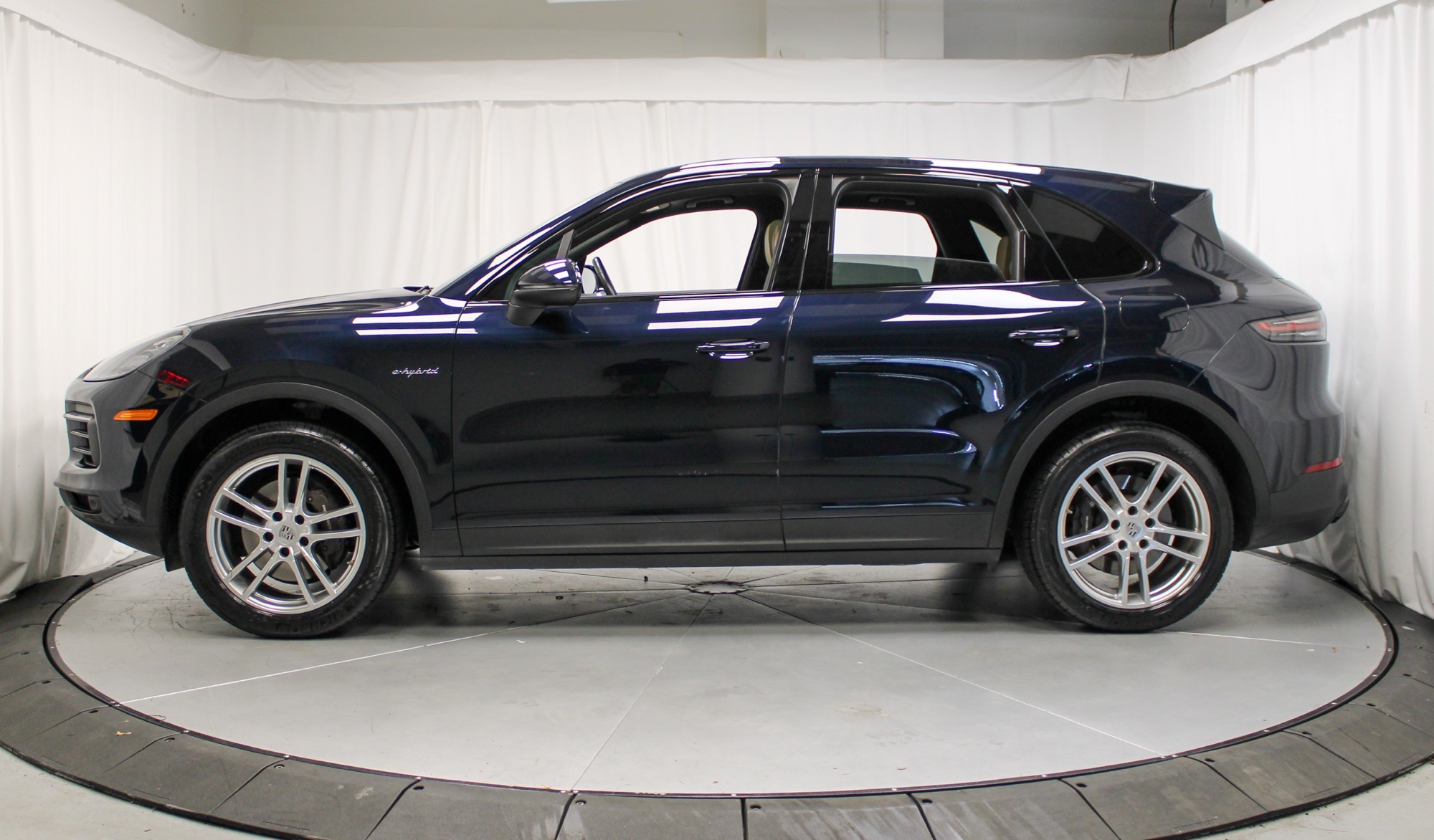 2022 Porsche Cayenne E-Hybrid photo 2