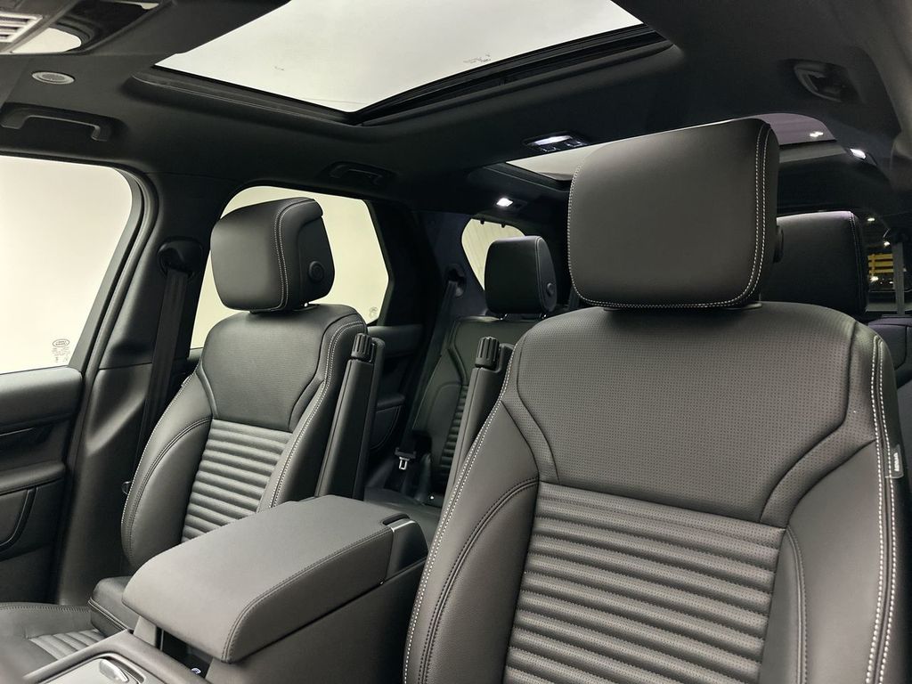 2025 Land Rover Discovery S photo 8
