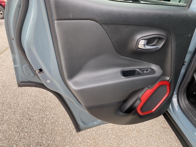 2015 Jeep Renegade Trailhawk photo 18