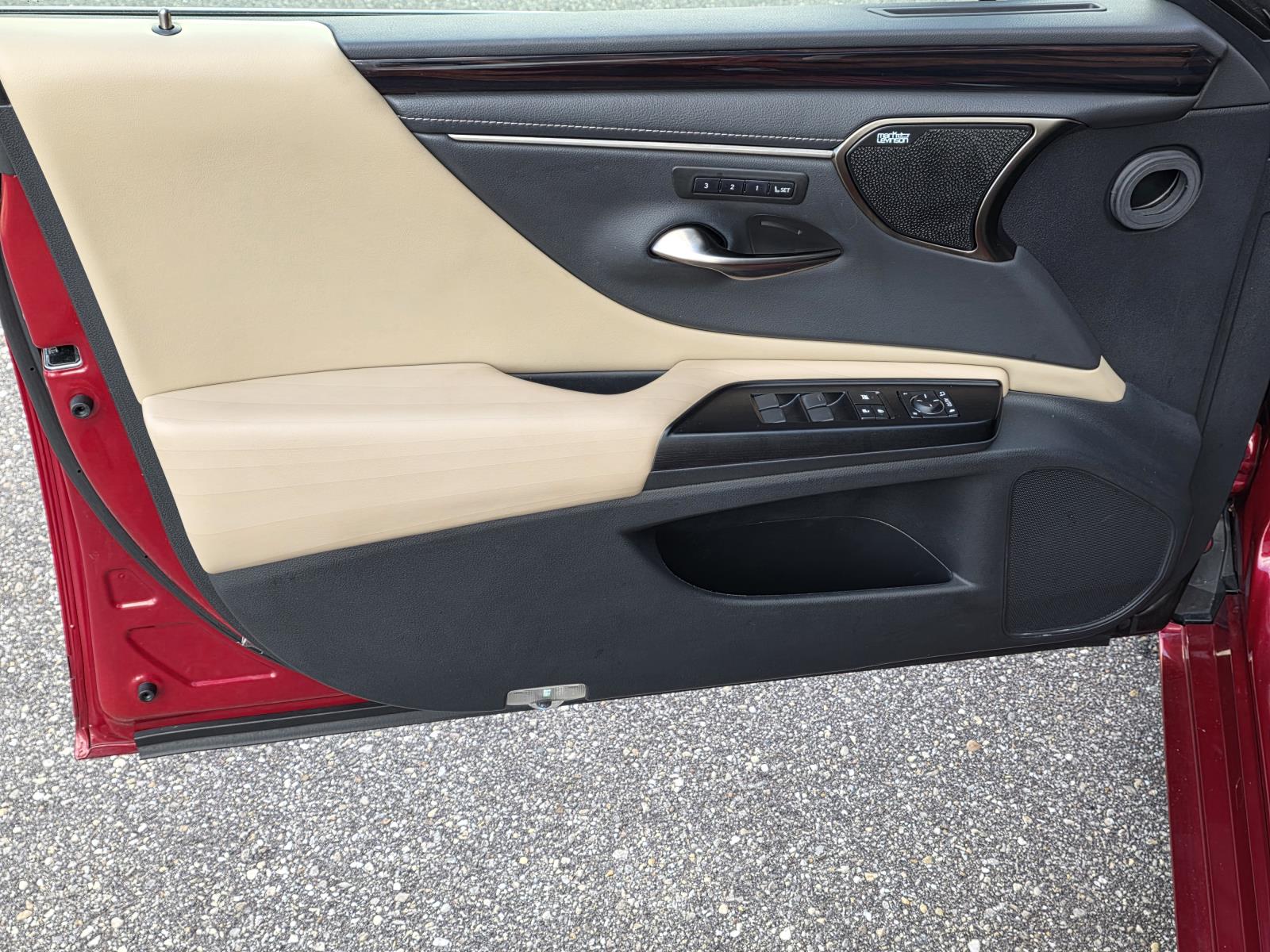2020 Lexus ES 350 Ultra Luxury photo 31