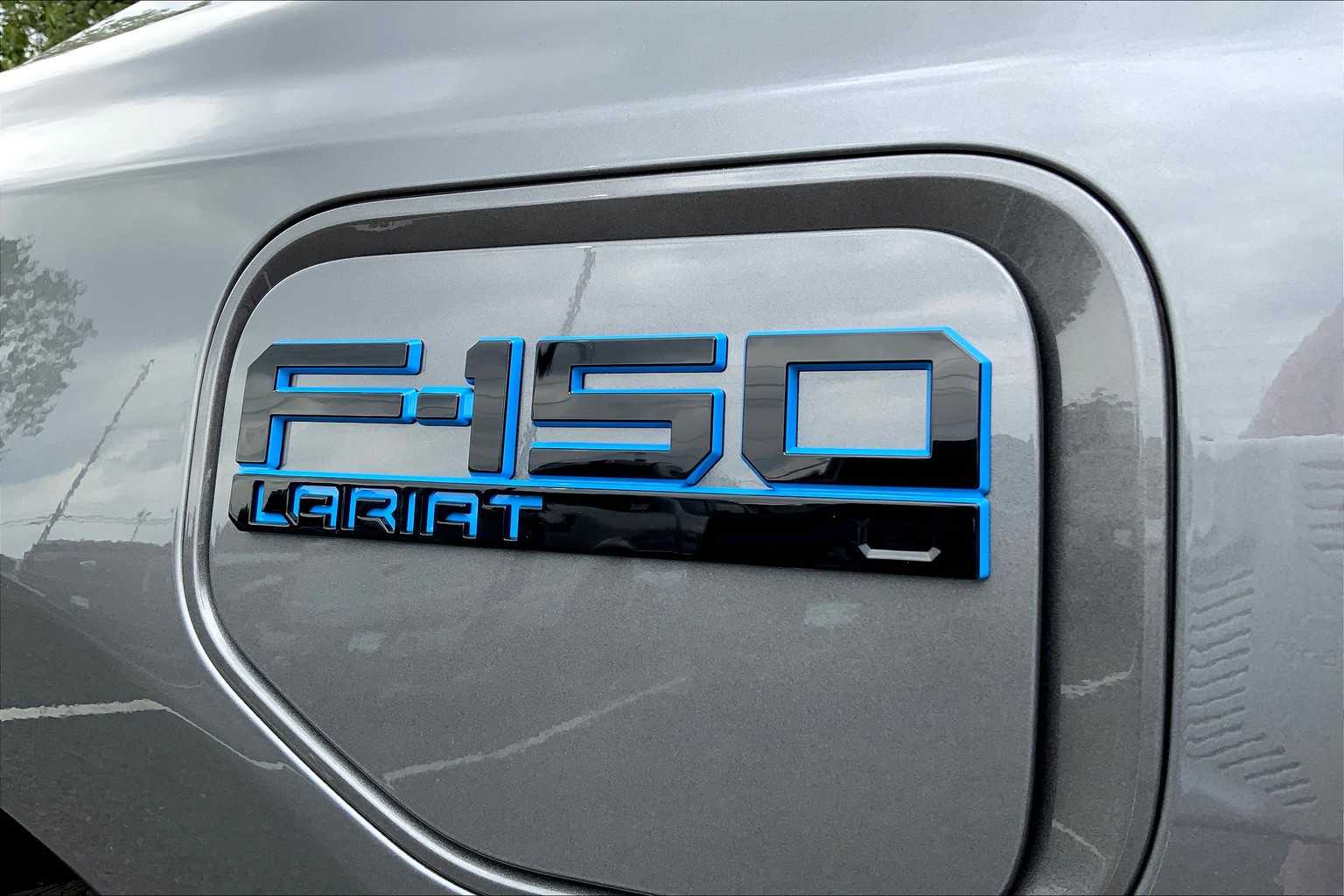 2025 Ford F-150 Lightning Lariat photo 14
