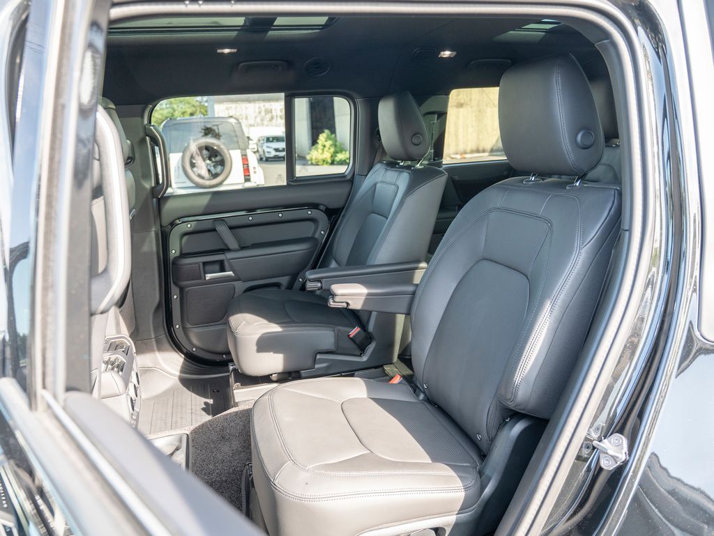 2025 Land Rover Defender 130 X-Dynamic SE photo 22