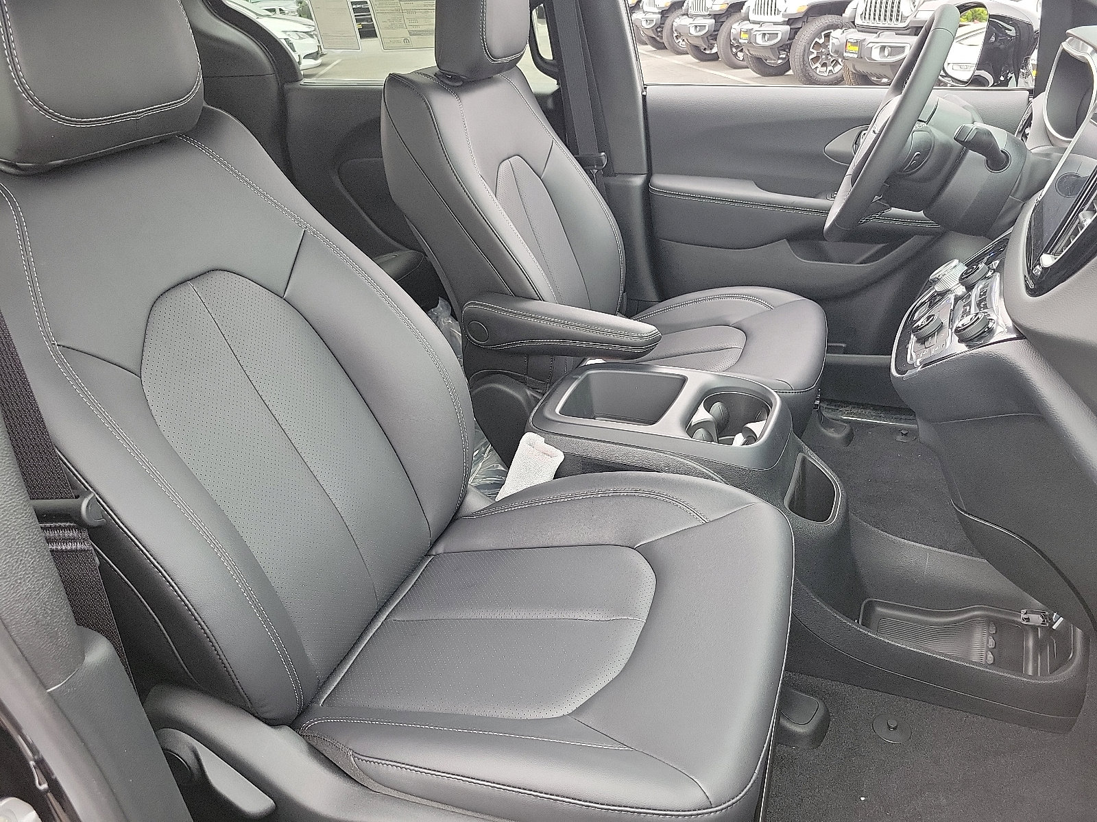 2025 Chrysler Voyager LX photo 14