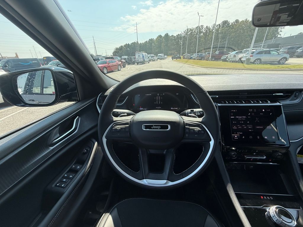 2025 Jeep Grand Cherokee Altitude photo 14