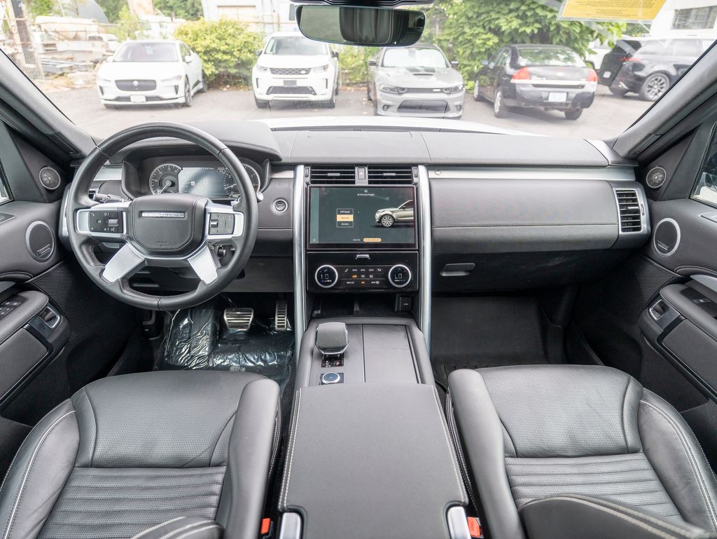 2023 Land Rover Discovery HSE R-Dynamic photo 16