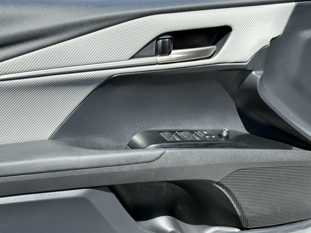 2025 Toyota Camry SE photo 14