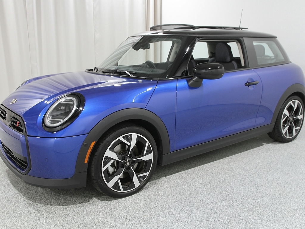 2025 Mini Cooper 2 Door Hardtop Signature photo 3