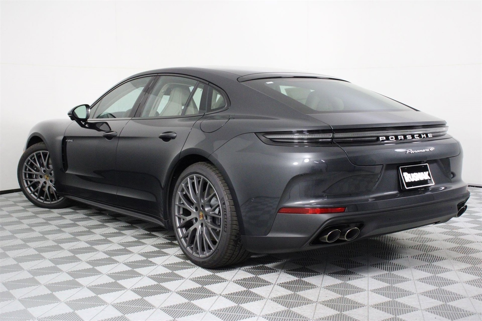2026 Porsche Panamera E-Hybrid 4 photo 2