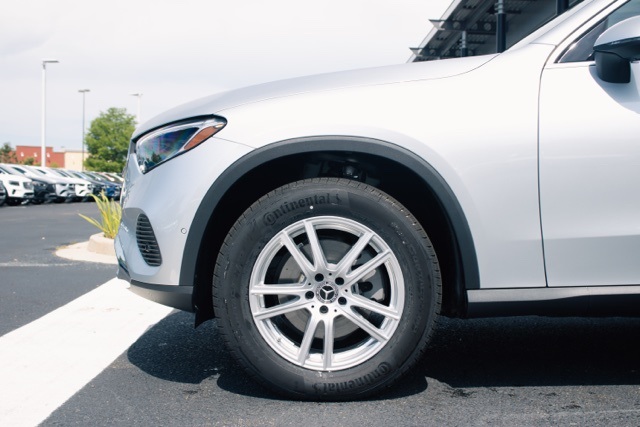 2025 Mercedes Benz GLC 300 photo 3