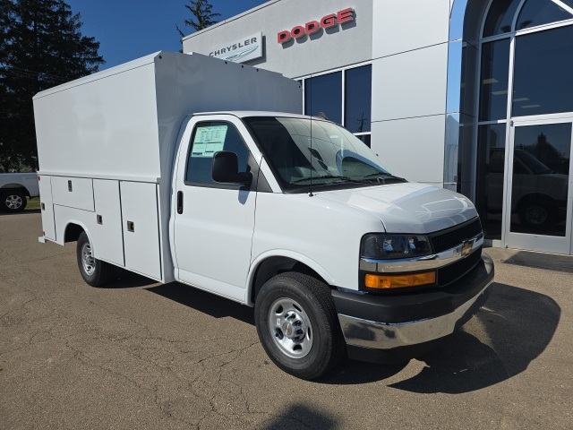 2025 Chevrolet Express Cutaway Base's photo