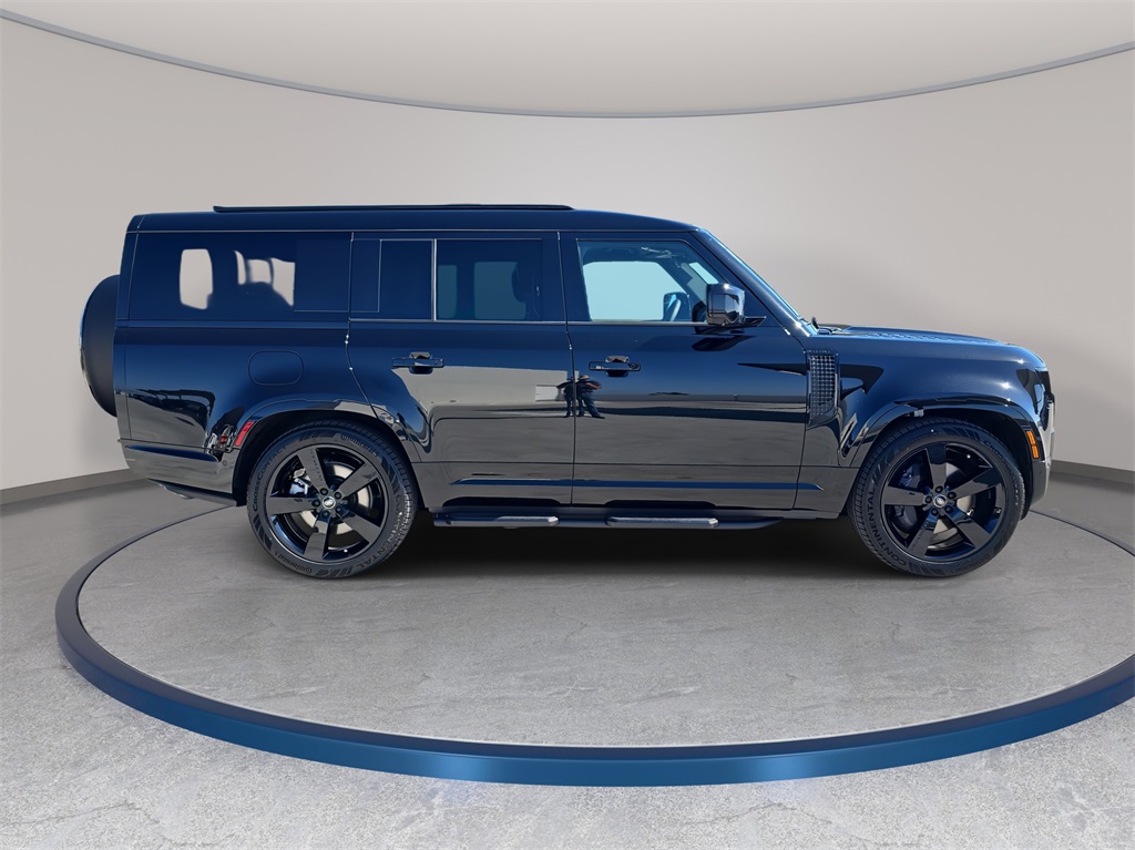2025 Land Rover Defender 130 X-Dynamic SE photo 4