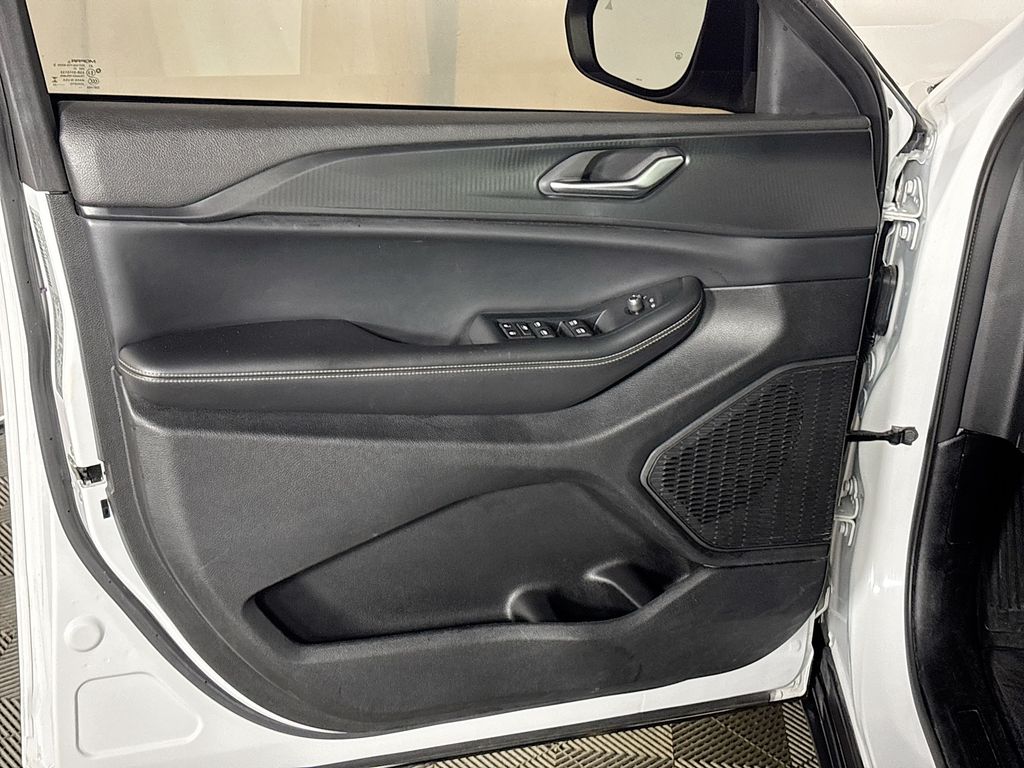 2023 Jeep Grand Cherokee Laredo photo 9