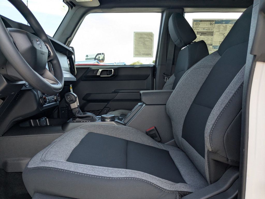 2025 Ford Bronco Base photo 18