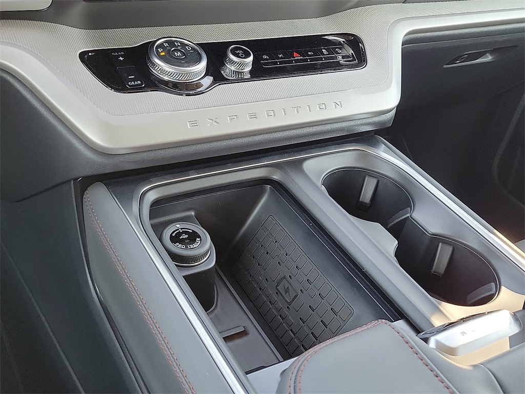 2025 Ford Expedition photo 17