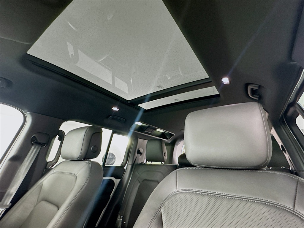 2025 Land Rover Defender 110 X-Dynamic SE photo 16