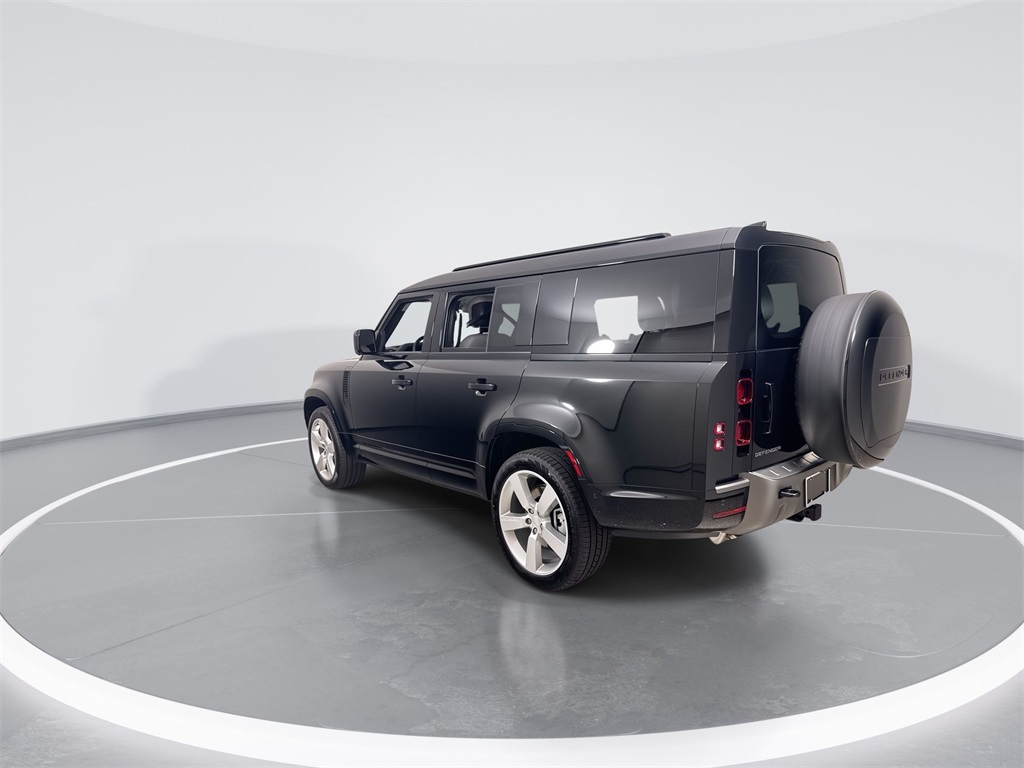 2025 Land Rover Defender 130 X-Dynamic SE photo 5