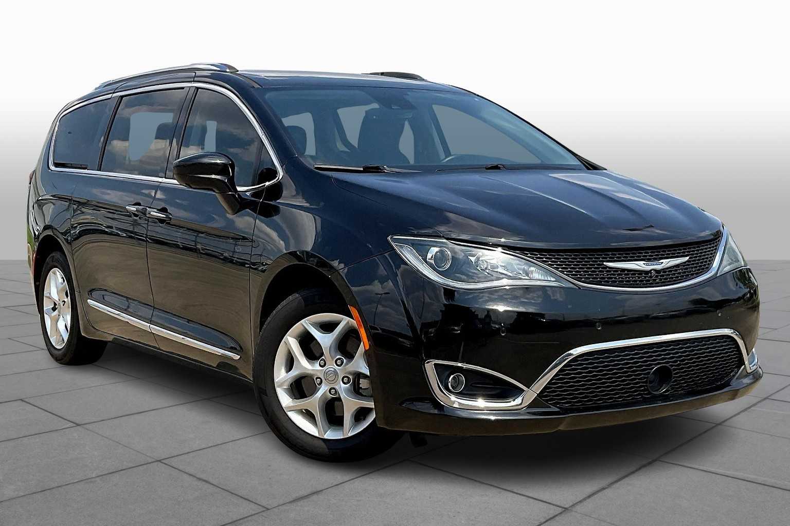 2020 Chrysler Pacifica Touring Plus photo 2