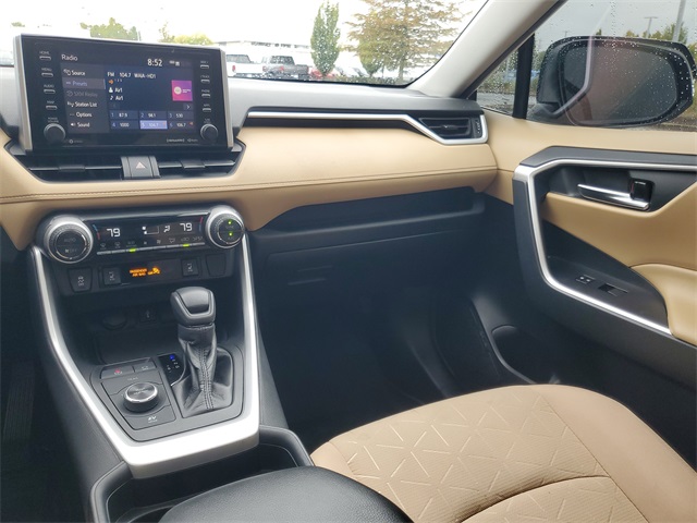 2020 Toyota RAV4 Hybrid XLE photo 12