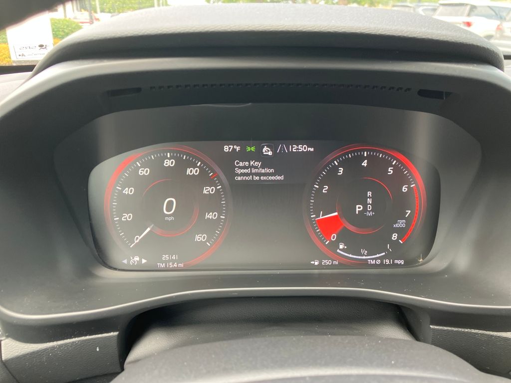 2021 Volvo XC40 R-Design photo 22