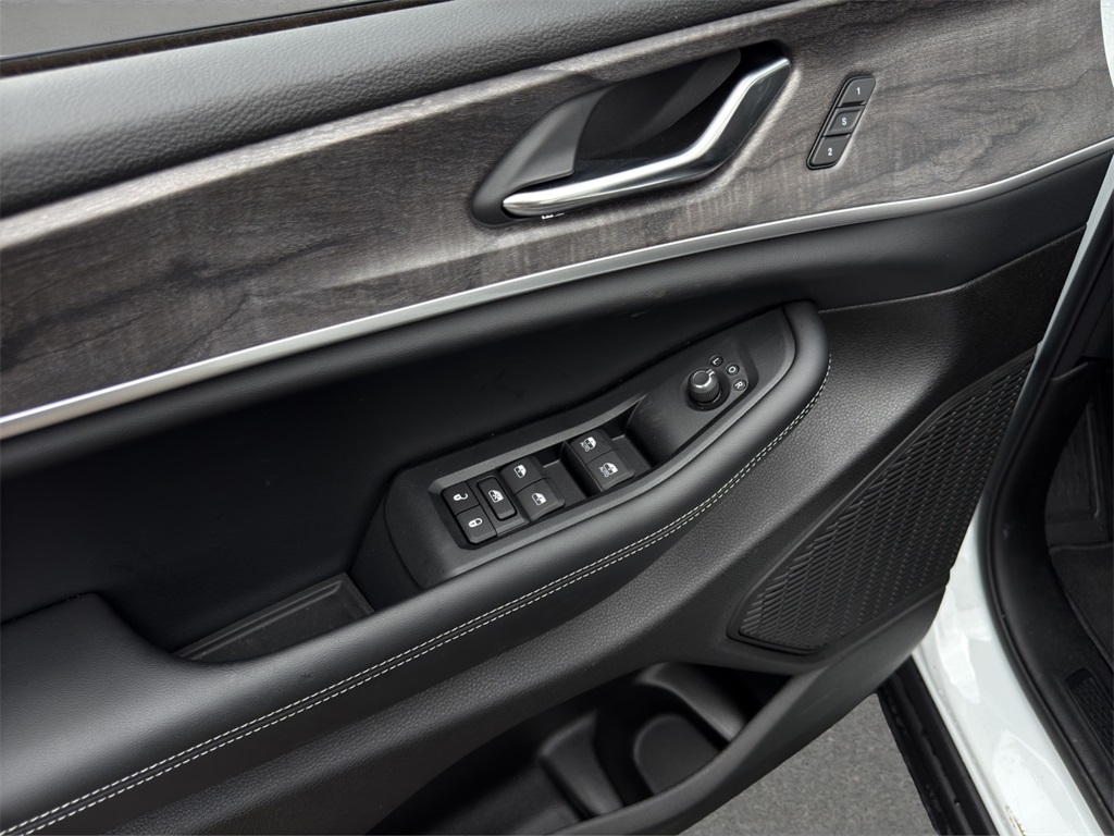2025 Jeep Grand Cherokee Limited photo 12