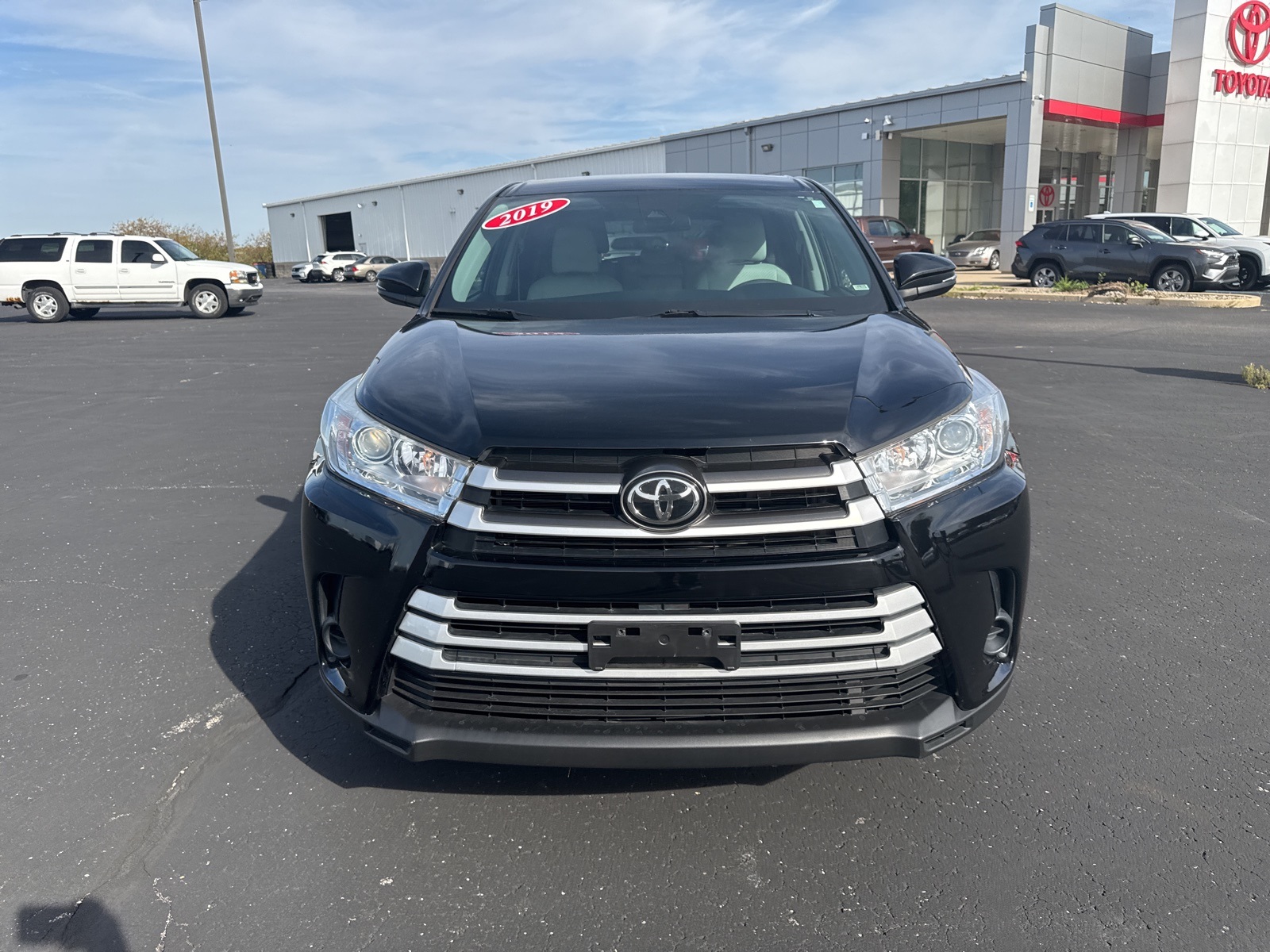 2019 Toyota Highlander LE photo 2