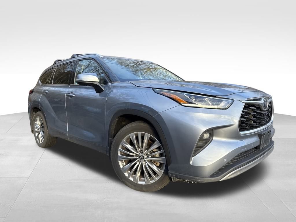 2022 Toyota Highlander Platinum's photo