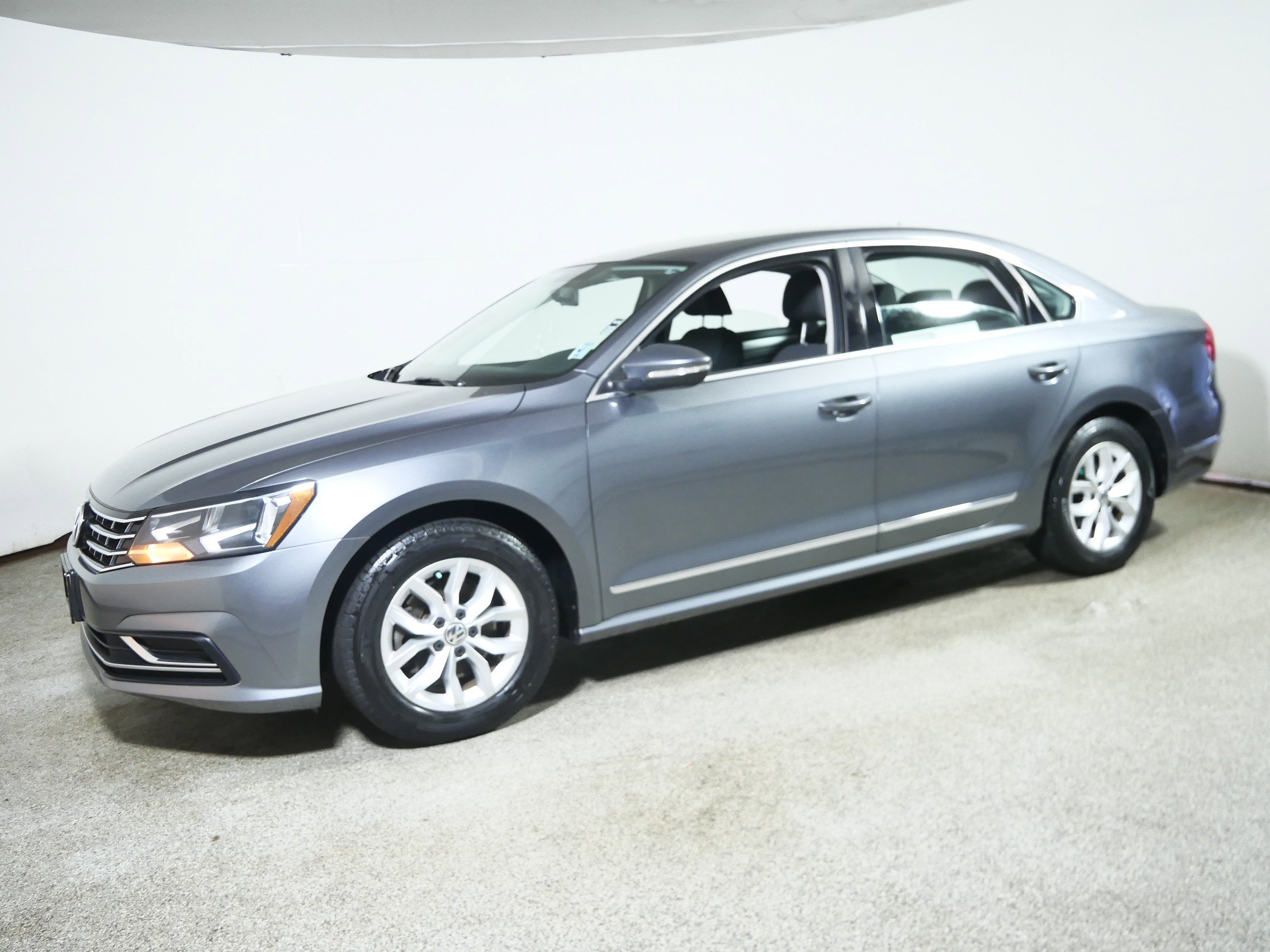 2016 Volkswagen Passat S photo 3