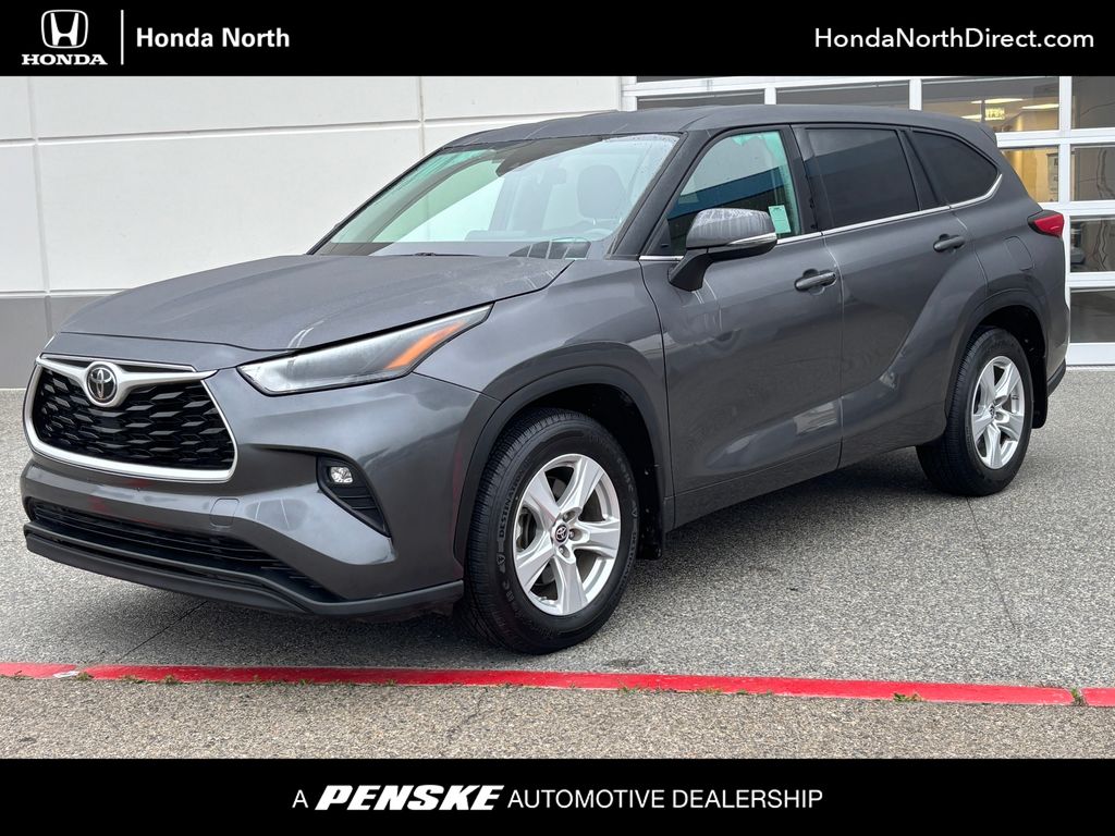 2022 Toyota Highlander LE's photo