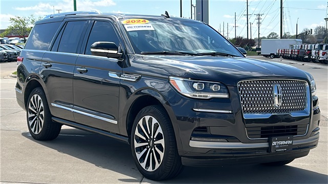 Used 2024 Gray Lincoln Reserve image 1
